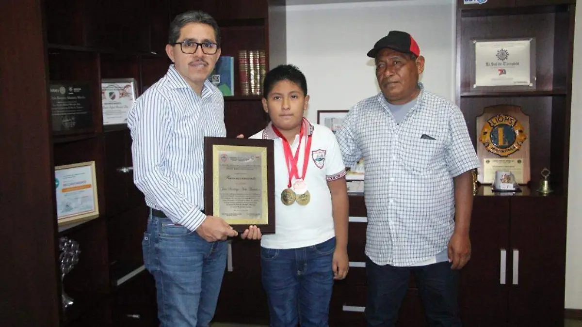 Jesús Santiago Nieto Barcelino  Obtiene el primer lugar en la Olimpiada del conocimiento.jpeg3
