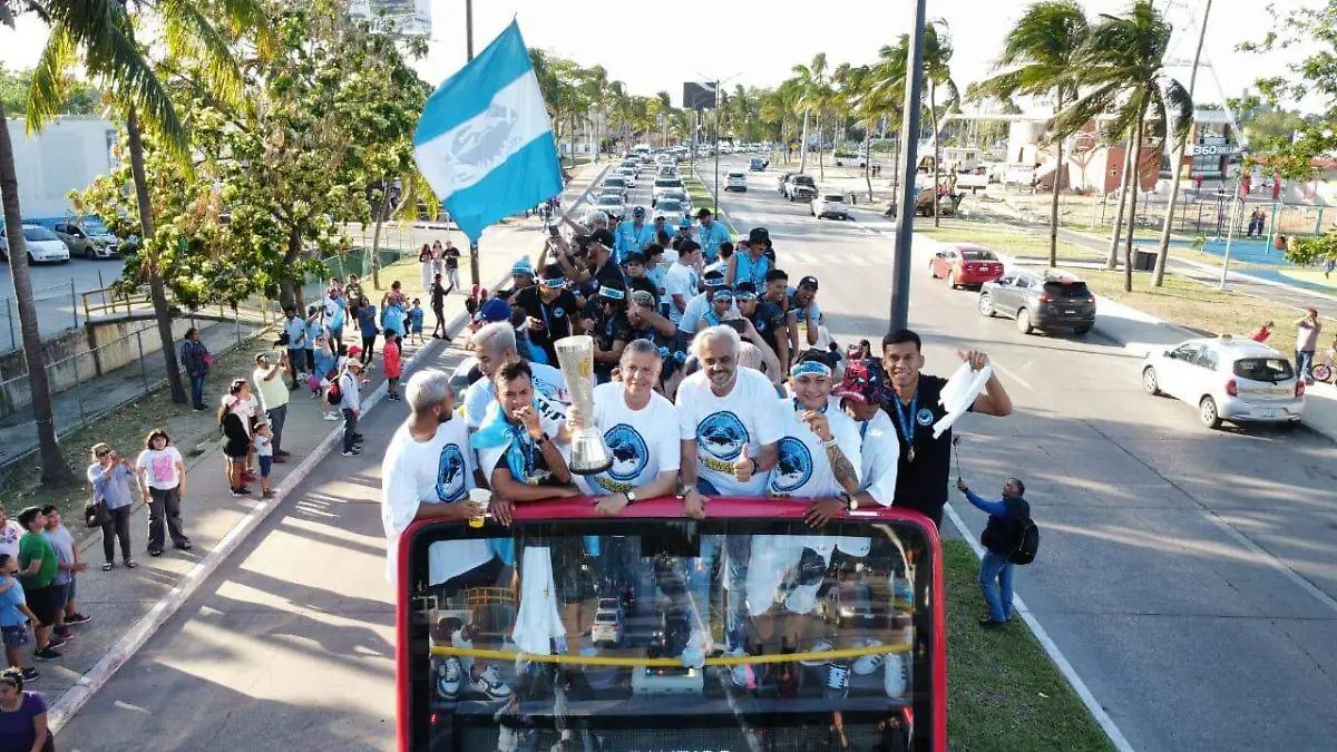 Recorren Tampico en turibús por el triunfo de la Jaiba Brava  