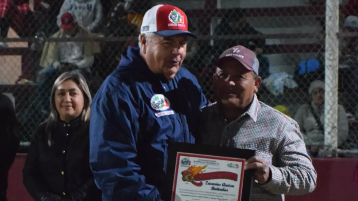 Reconocen a Zacarías Arvizu Bañuelos en el estatal de softbol femenil