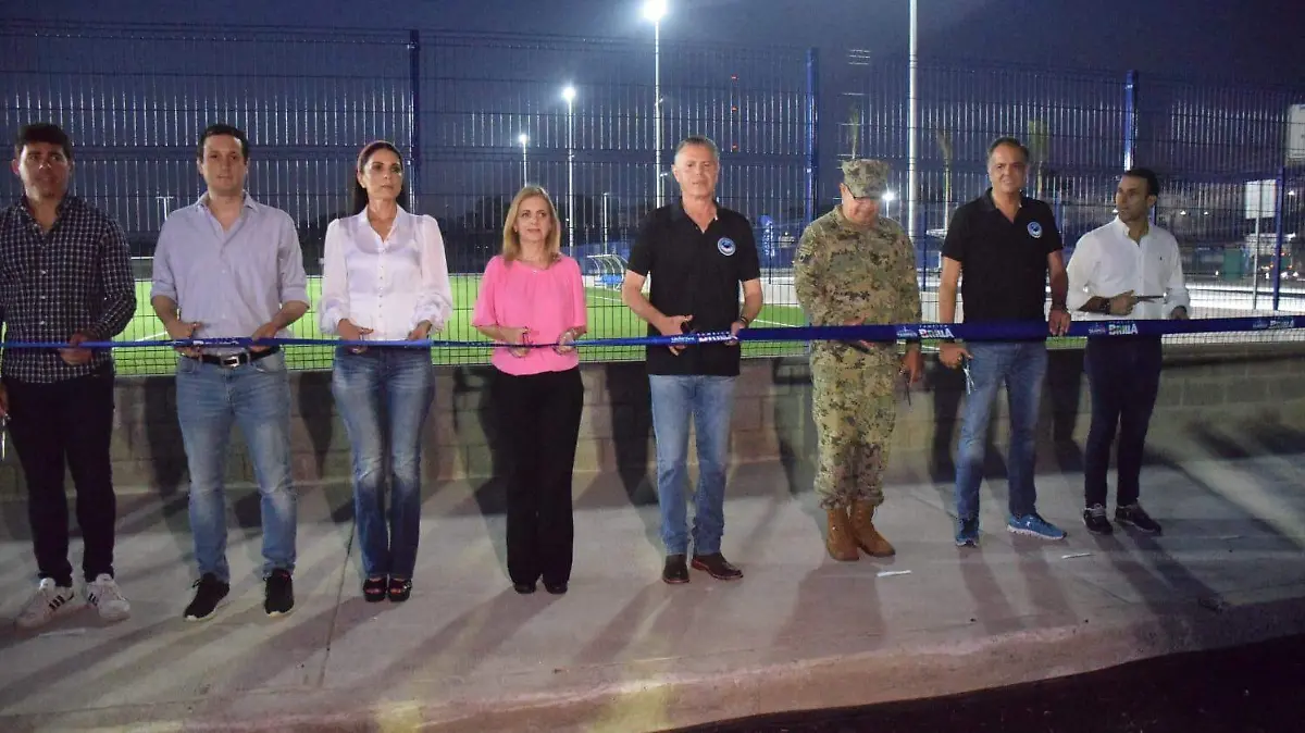 Inauguran canchas de futbol de pasto sintético en Tampico     