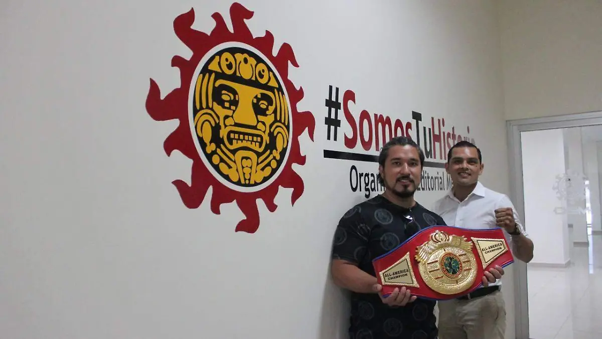 Isidro Curiel y Mad Tiger Promotions visitaron EL SOL DE TAMPICO para mostrar el cinturón de la UBO