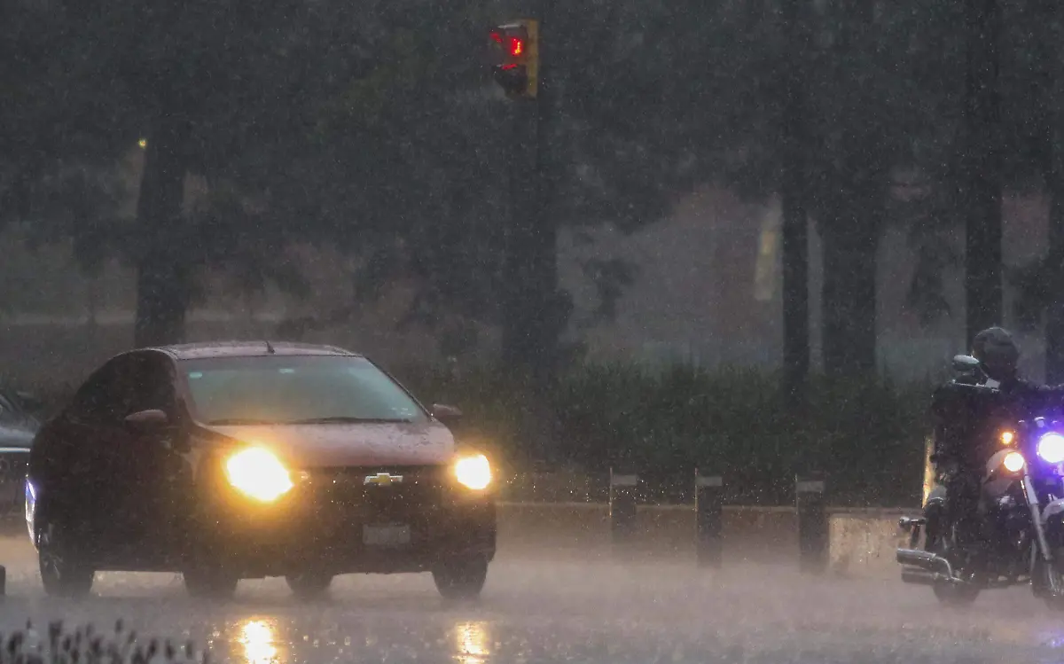 ¿Vas a manejar mientras llueve? Toma nota de estos consejos