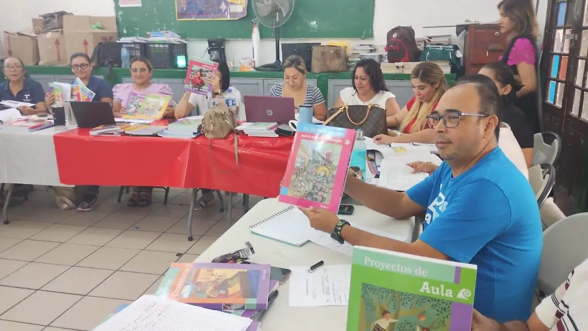 Maestros de Tampico analizan los nuevos libros de texto 