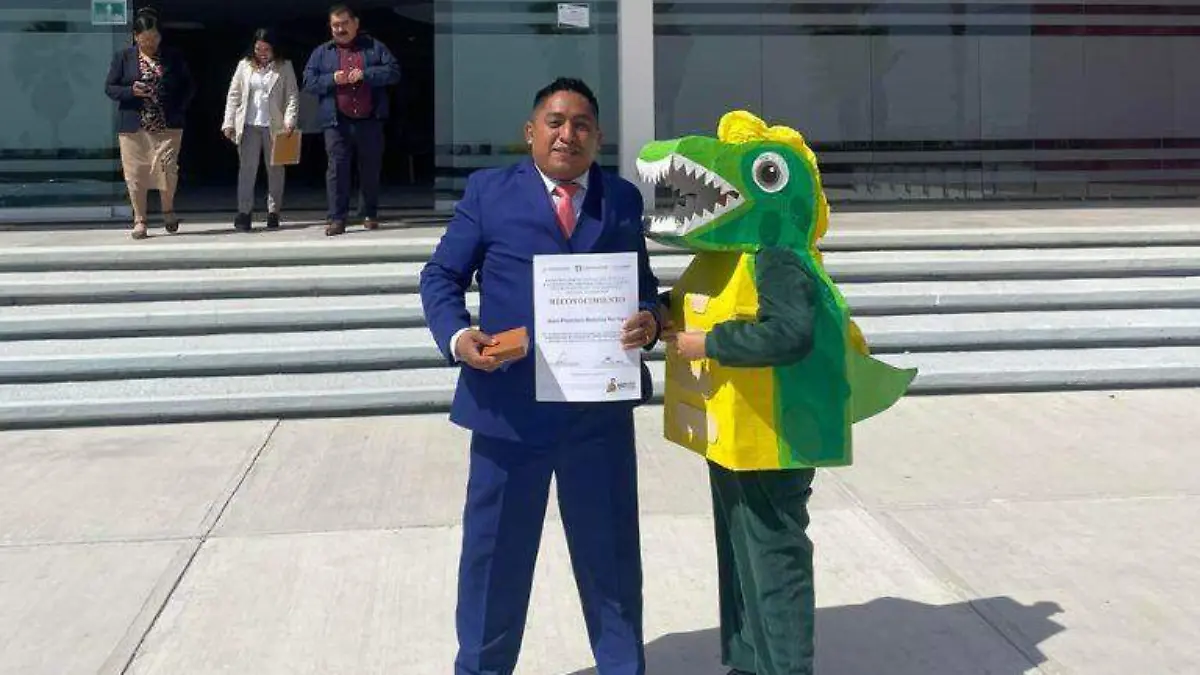 Maestro de Tamaulipas y su botarga Rexy reciben medalla por su creatividad