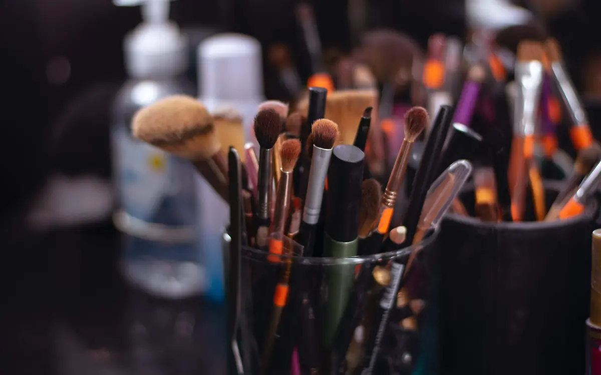 Los riesgos de no limpiar tus brochas de maquillaje, siete pasos para hacerlo