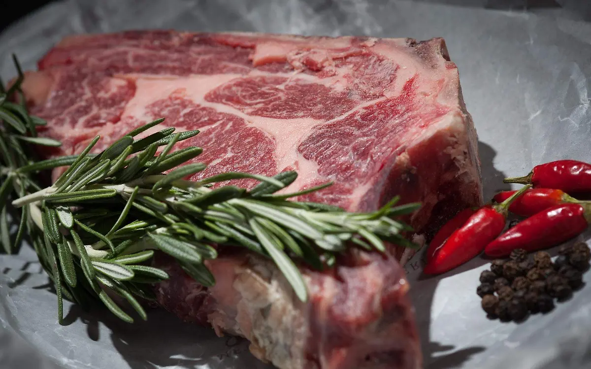 ¿Piensas hacer carnita asada? te contamos qué es el jugo rojito de los paquetes