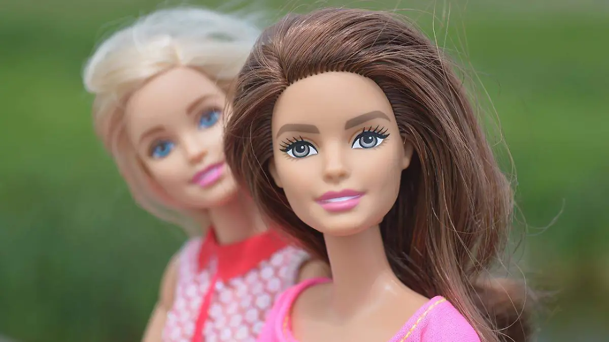 ¿Barbie representa un estereotipo imposible de belleza o es solo un juguete?