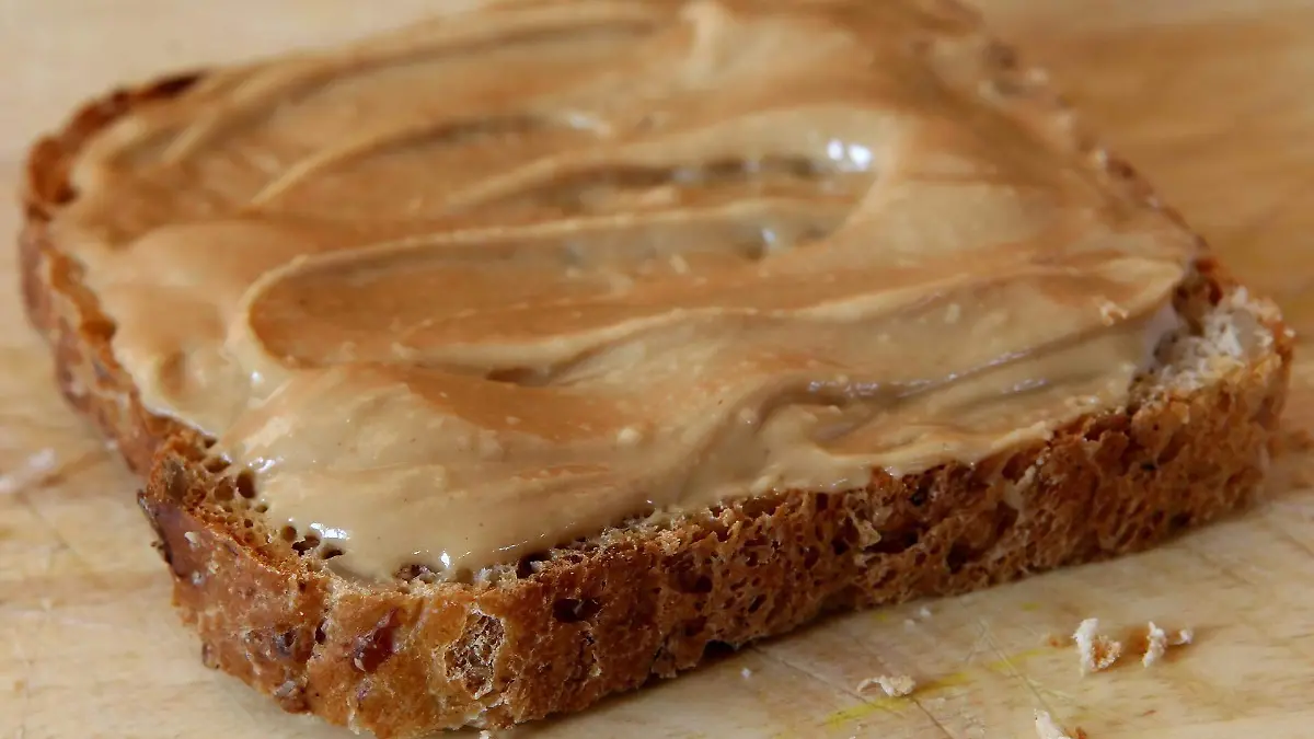 Receta de crema de maní casera con chocolate, aprovecha los cacahuates de las bolsitas de dulce