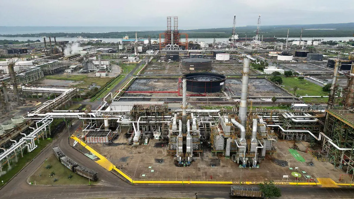 Pemex está endeudado con más de 20 empresas de Tamaulipas, ¿cuánto les debe?   