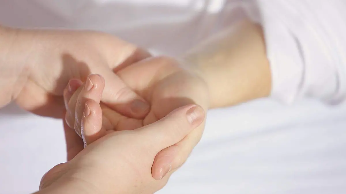 ¿Cuáles son las consecuencias de tronarse los dedos? Los médicos lo revelan