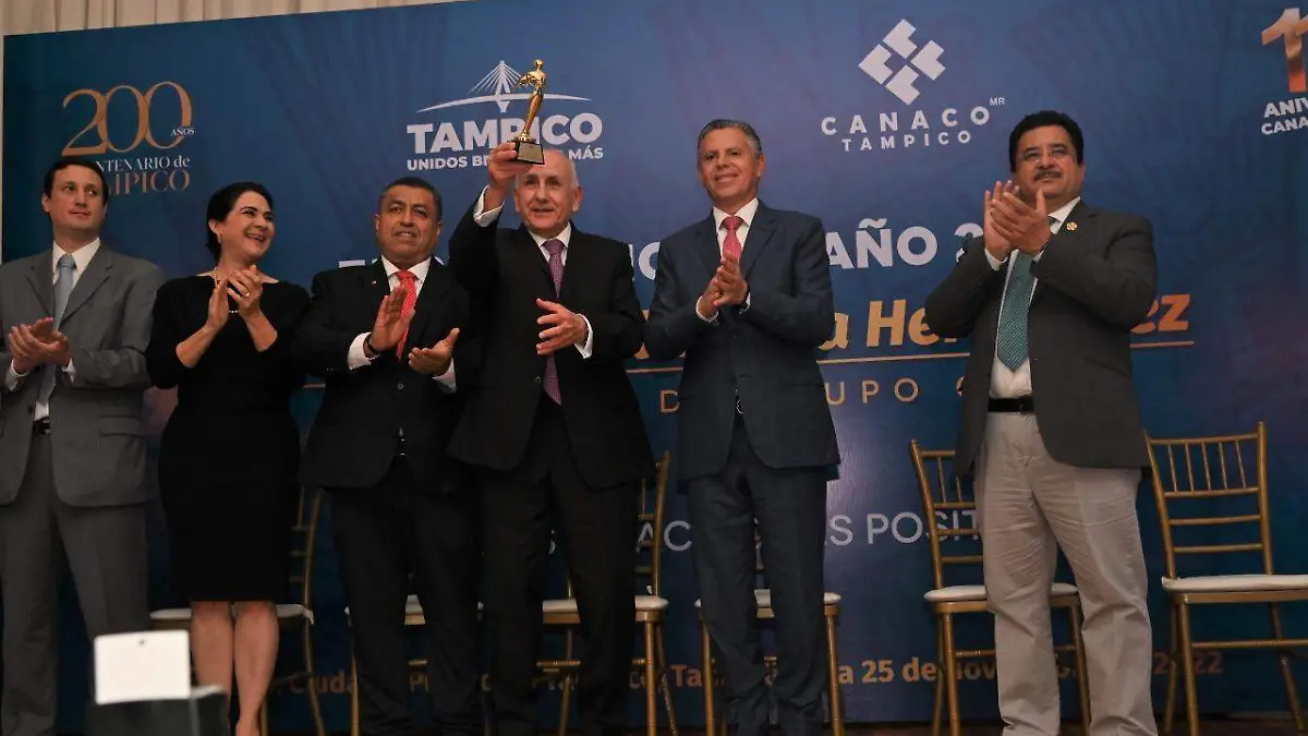 José Ángel García es el Empresario del Año; recibe presea Ricardo Everbusch g