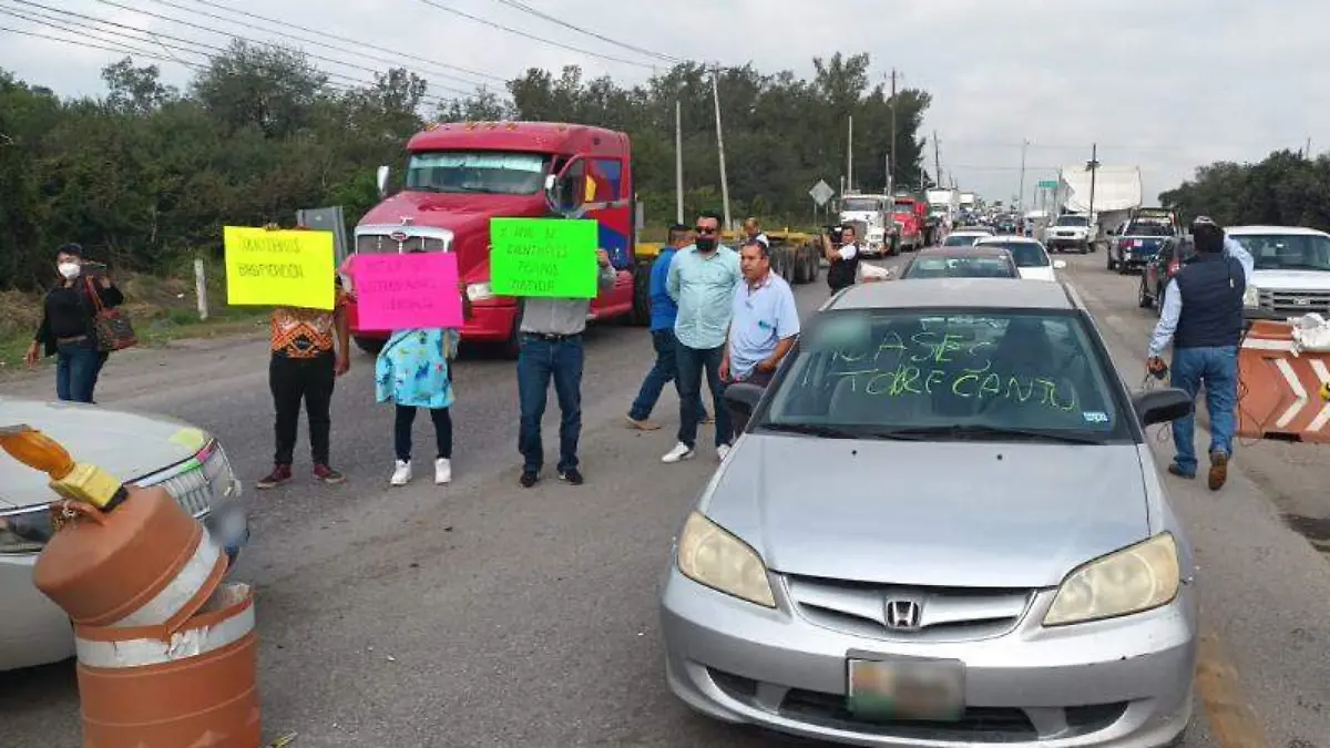 Trabajadores del hospital Dr. Rodolfo Torre Cantú bloquean carretera Tampico-Mante,