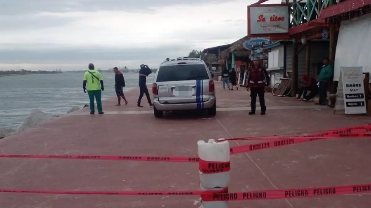 Cierran el acceso a las escolleras por oleaje elevado en playa Miramar 