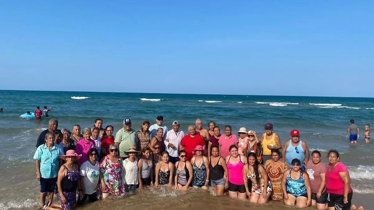A bordo de un chárter, llegan más de 30 abuelitos de Nuevo León a disfrutar en playa Miramar