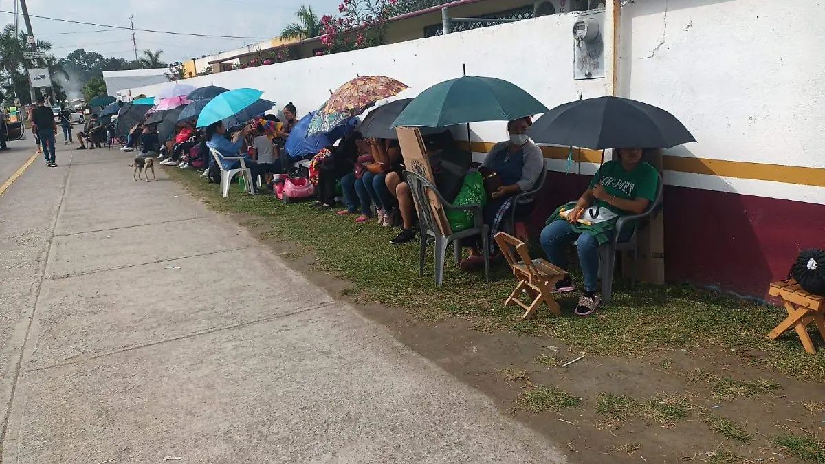 Hasta las abuelitas acampan para conseguir cupo en escuelas de Altamira