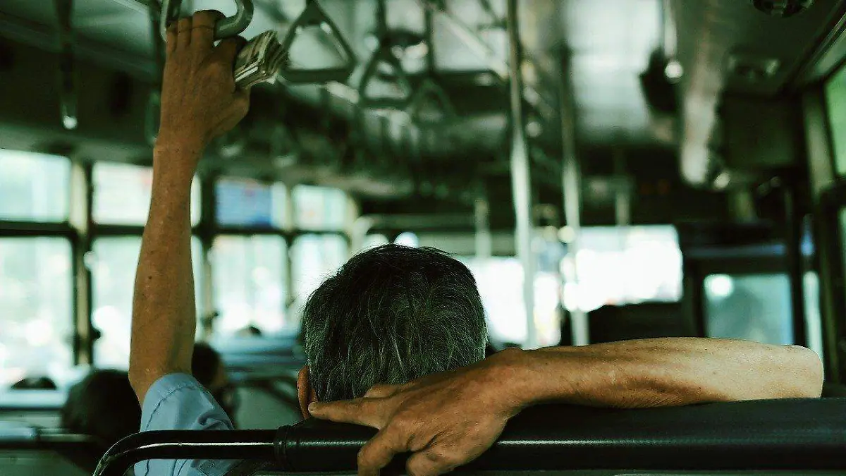 “Un día normal en Altamira”, le baila a chofer de autobús y se vuelve viral