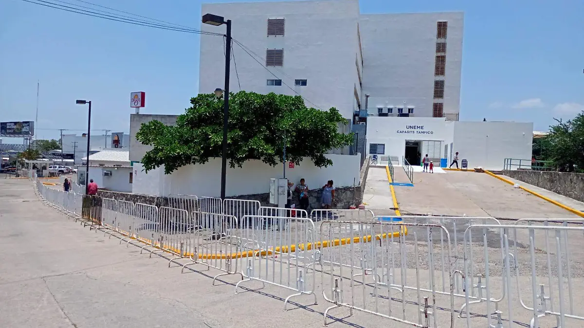 Instalan vallas de seguridad en el hospital Canseco por llegada de AMLO