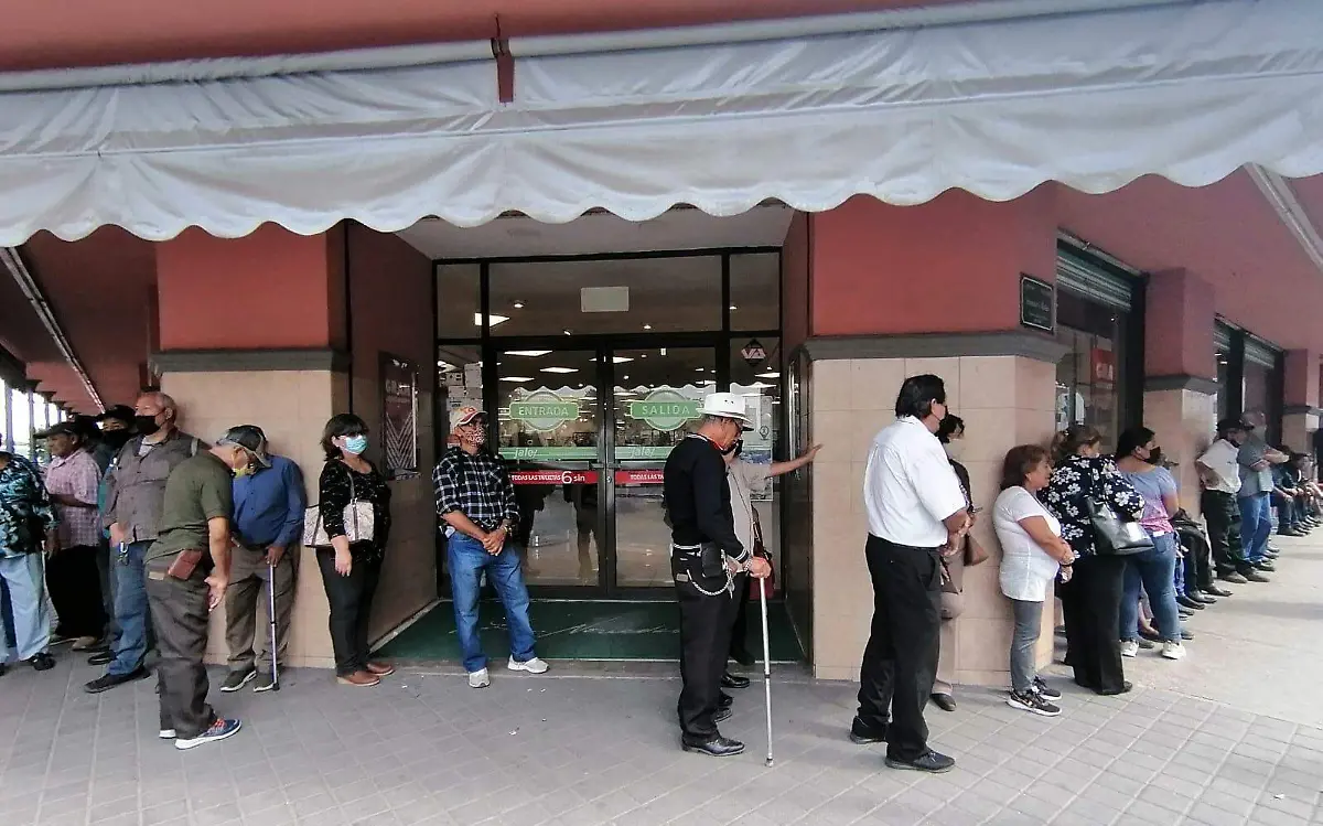 Hacen esperar a los abuelitos para cobrar su pensión 