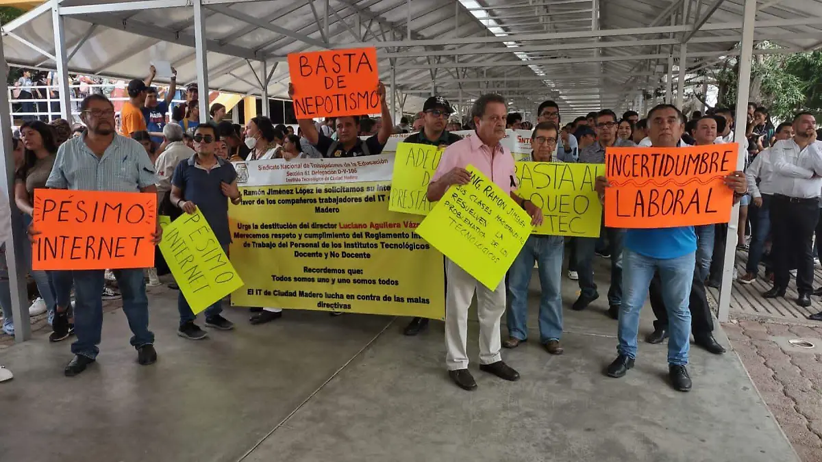 Maestros y alumnos del Tec Madero estallan en manifestación, exigen a director nacional soluciones