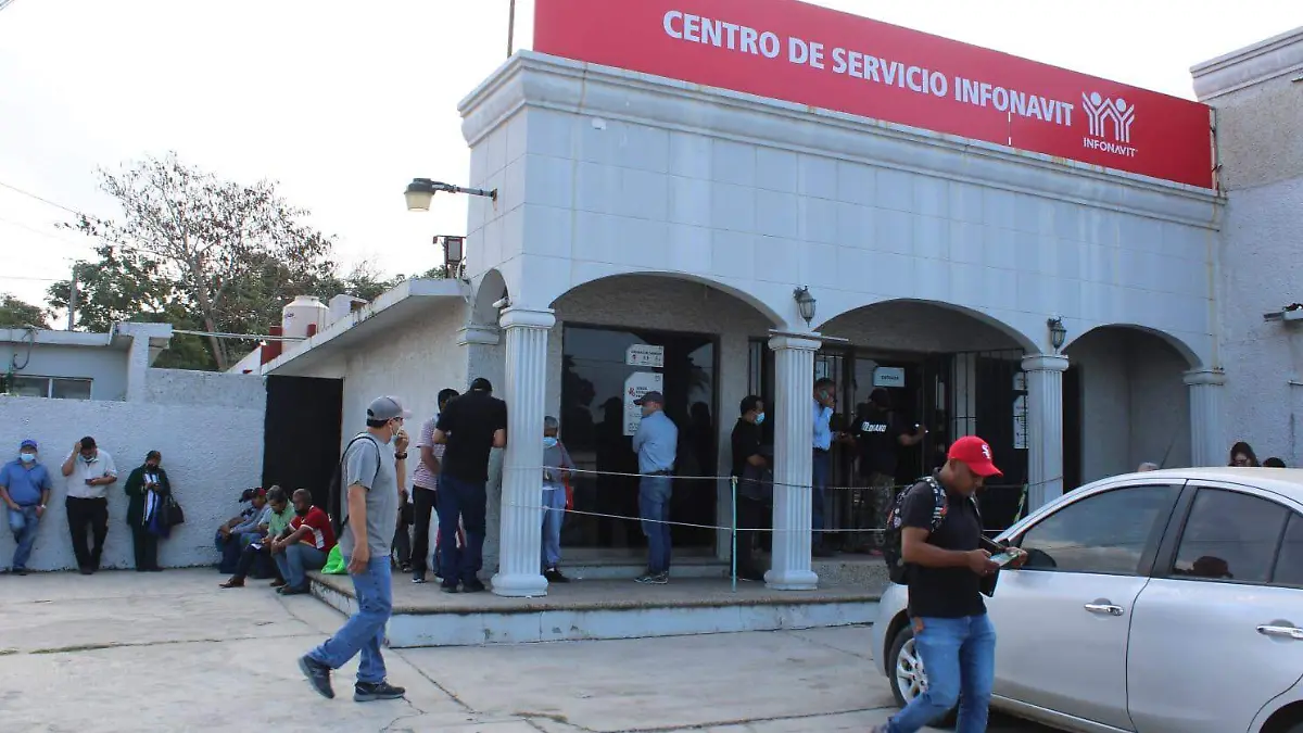 Abarrotada la oficina del Infonavit de Tampico, es el último día para cambiar los créditos a pesos     