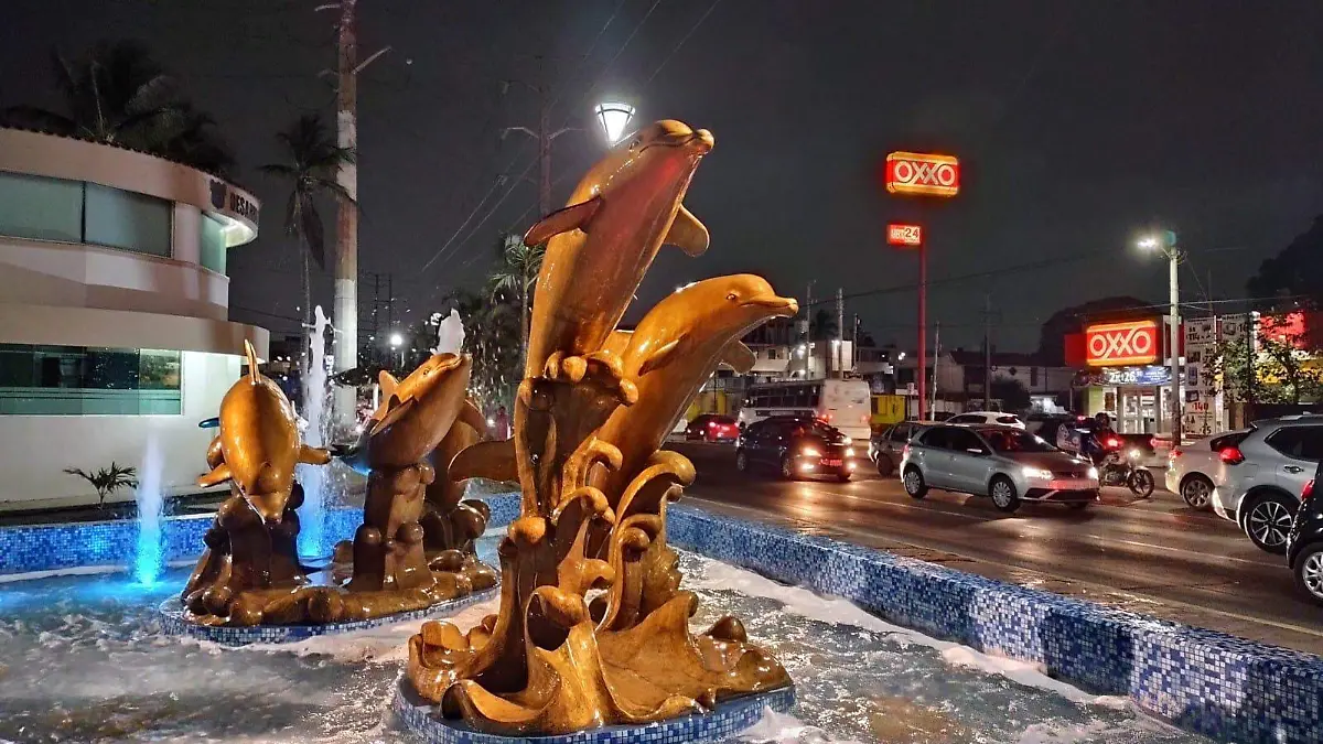 Regresaron los Delfines de playa Miramar, ahora están en una fuente  