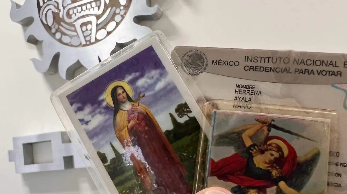 Pasajero olvida su INE y "amuletos de la suerte" en un carro de ruta, operador lo busca para devolvérselos   