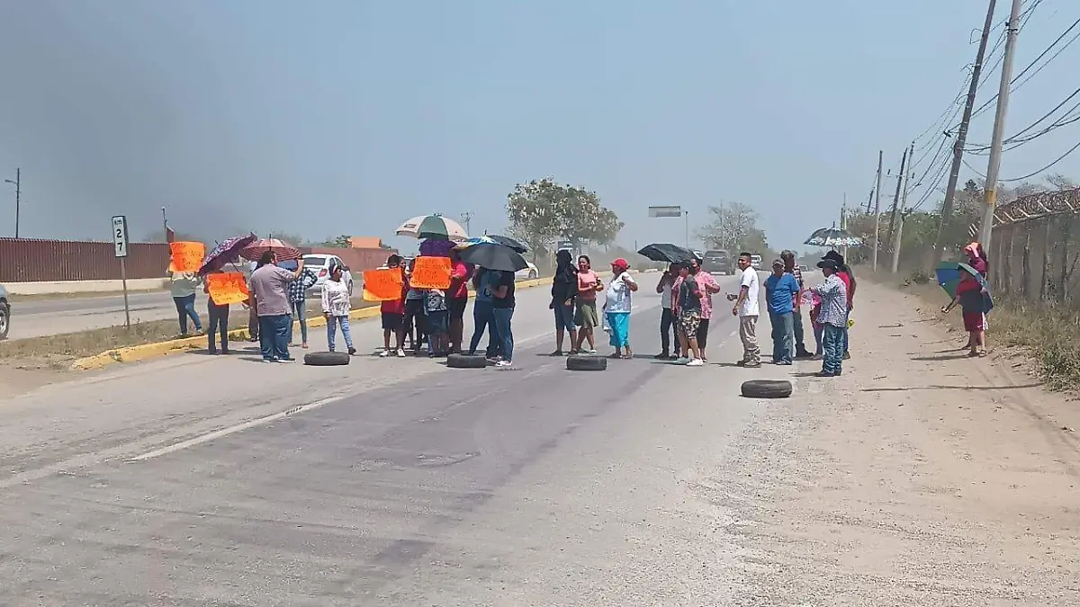 Bloquean carretera Tampico-Mante por falta de agua en Santa Amalia