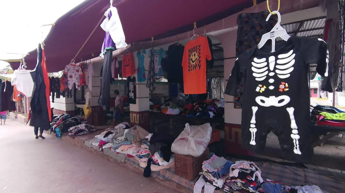 Venden disfraces de Halloween a 20 pesos, comerciantes han tenido años difíciles    