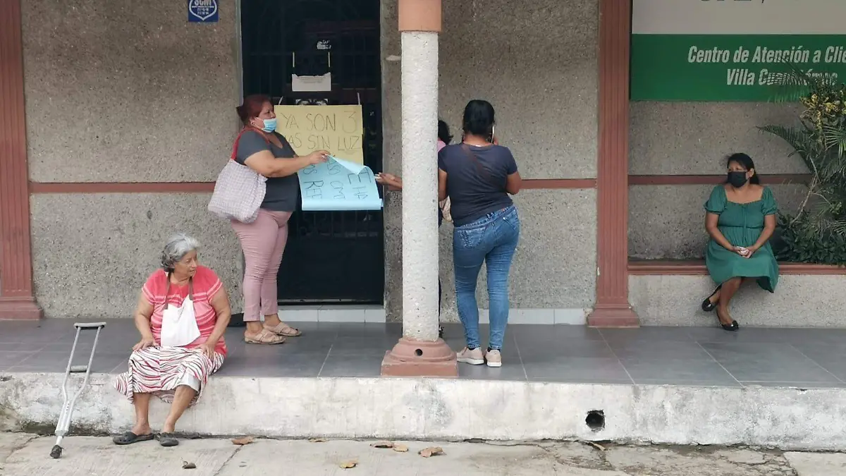 Vecinos toman la oficina de CFE de Pueblo Viejo