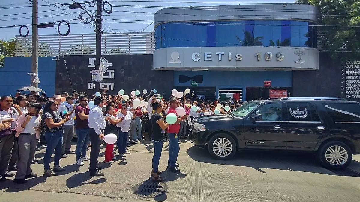 Dan la última despedida a "Don Pipiri", estudiantes del CETis 109 le dieron el último adiós