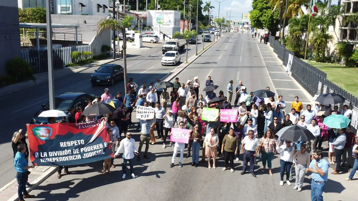Trabajadores del Poder Judicial bloquean la avenida Hidalgo de Tampico
