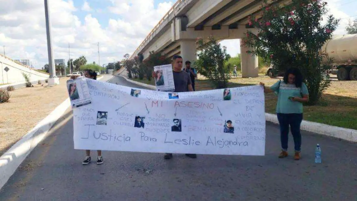 Padres de joven asesinada bloquean cruce a Estados Unidos