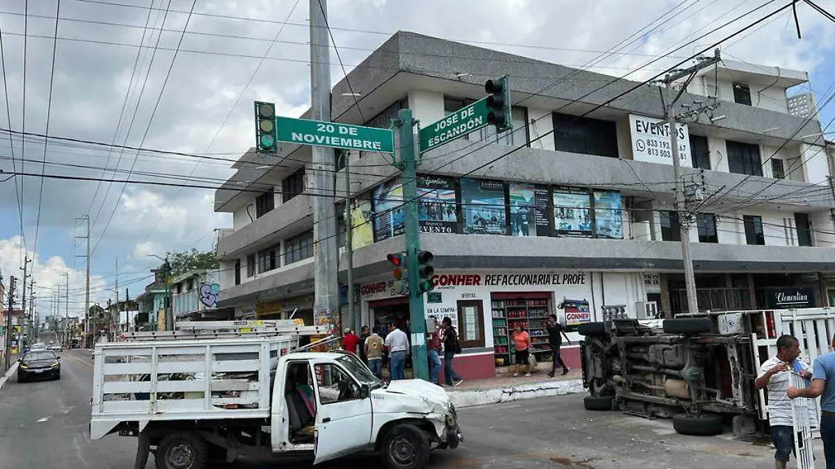 Cierran la calle Escandón por choque y volcadura 