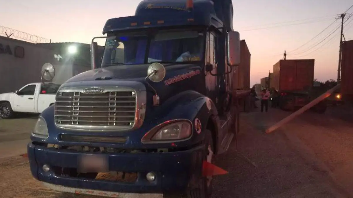 Tráiler impacta poste de CFE y este cae encima de otra unidad22