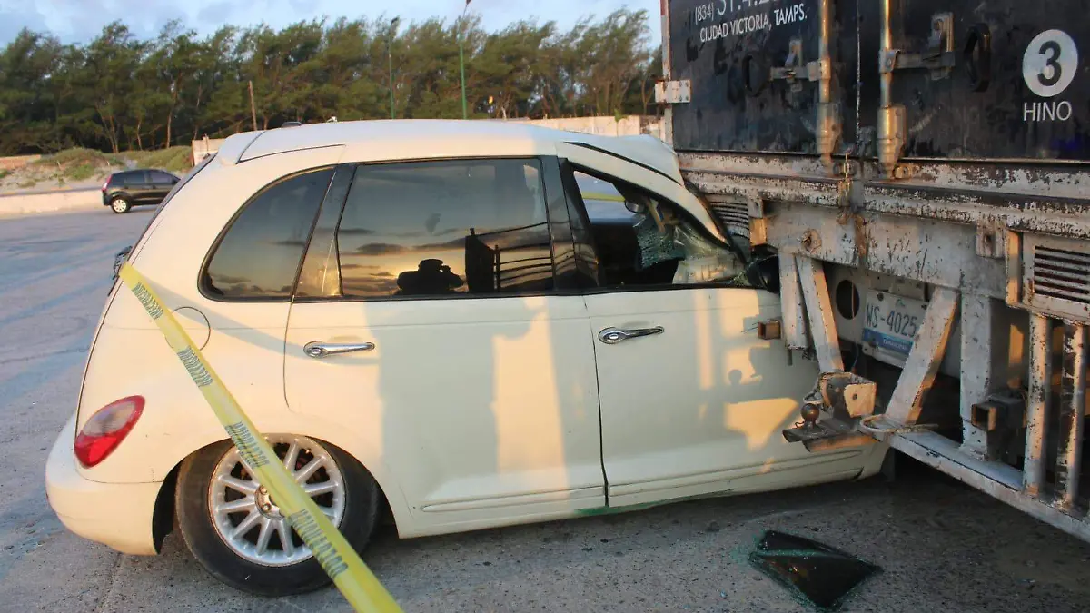 Vehículo terminó incrustado en la parte posterior de un camión estacionado1