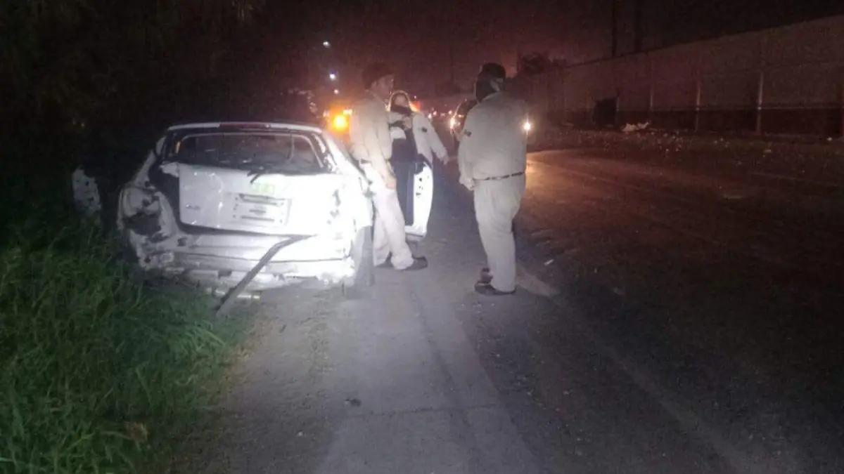 Destroza su vehículo al estrellarlo contra un poste y la barda de Pemex