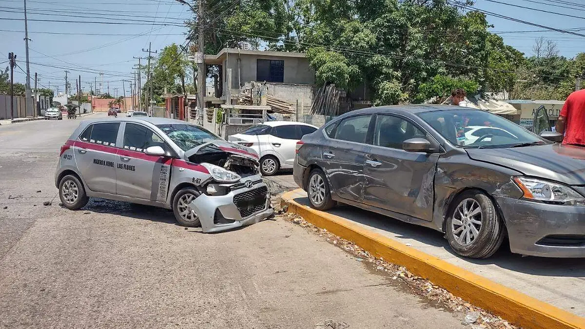 Choque en la colonia Fidel Velázquez, carro de ruta queda destrozado   