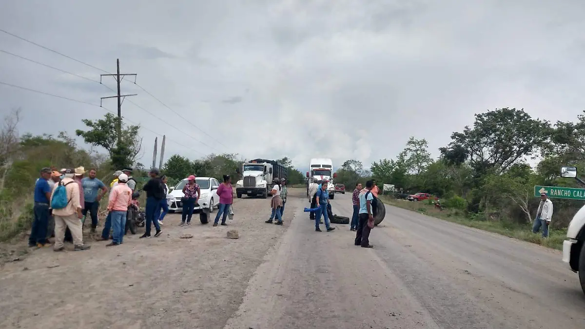 Bloquean habitantes de diversas comunidades la carretera Valles-Tampico    