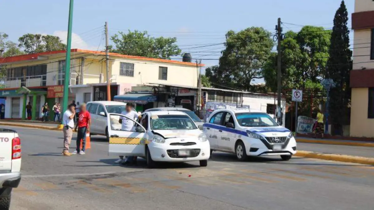 Cuatro lesionados deja choque por alcance entre un taxi y coche de ruta