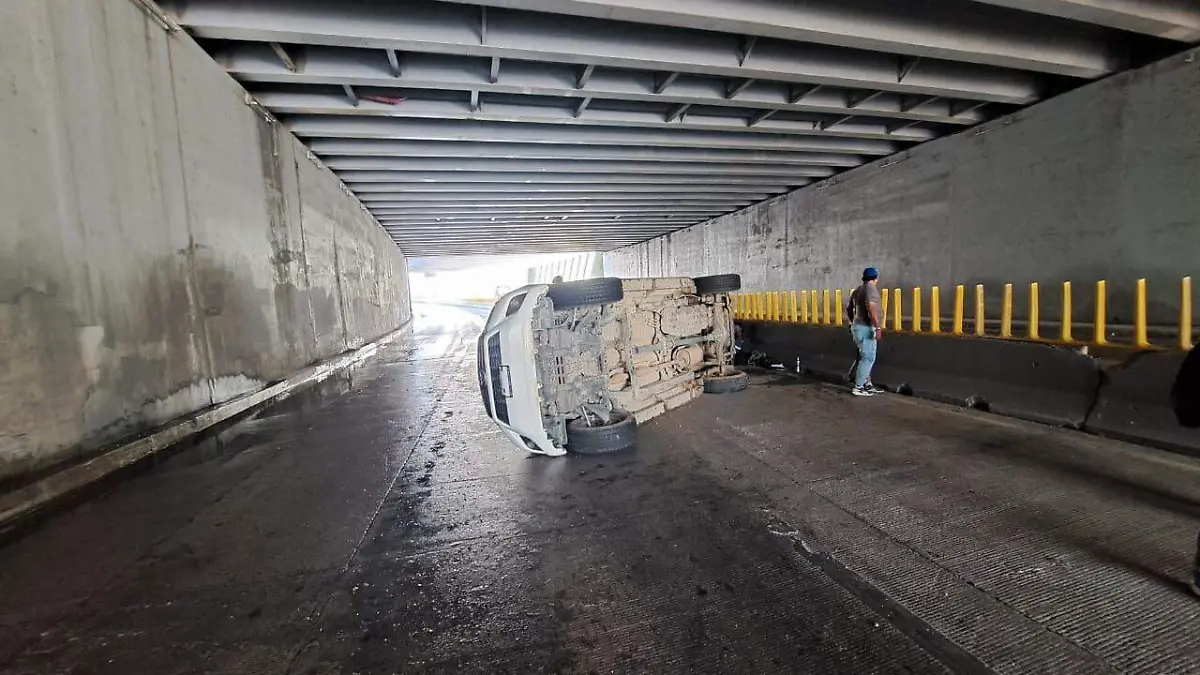 Se registra accidente en paso subterráneo del aeropuerto.   