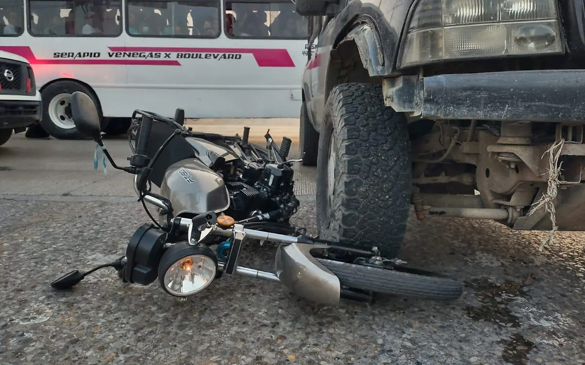 un motociclista resultó con diversas lesiones al chocar contra una camioneta
