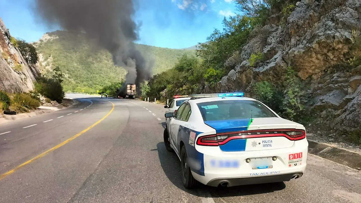 Incendio de tractocamión en carretera Victoria-Rumbo Nuevo