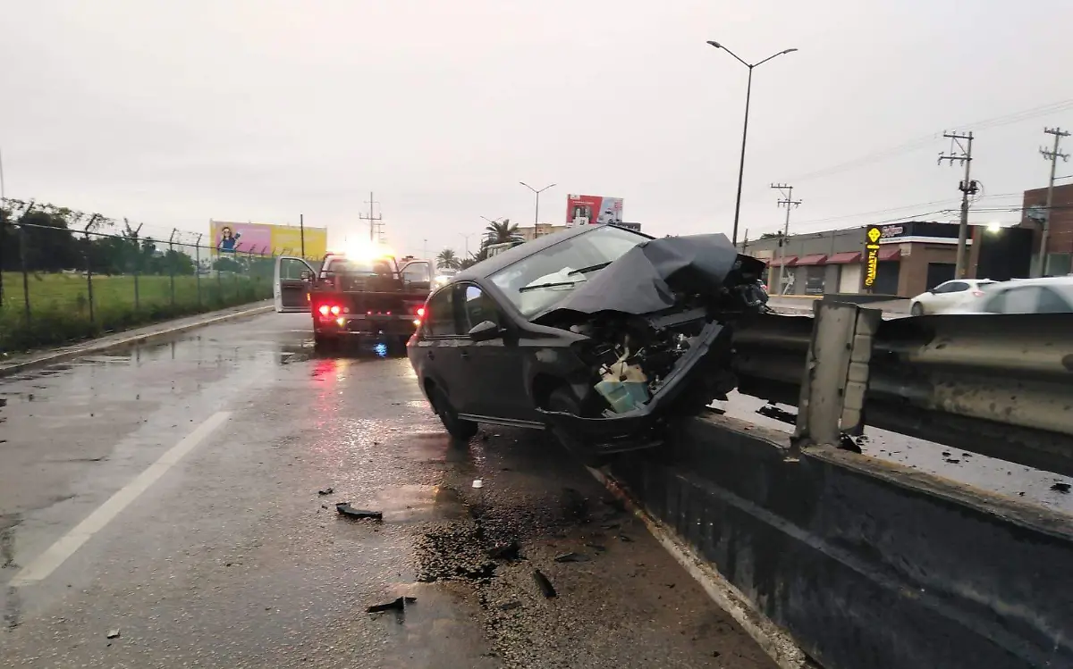 Abuelito destroza su automóvil está mañana en paso a desnivel de Tancol