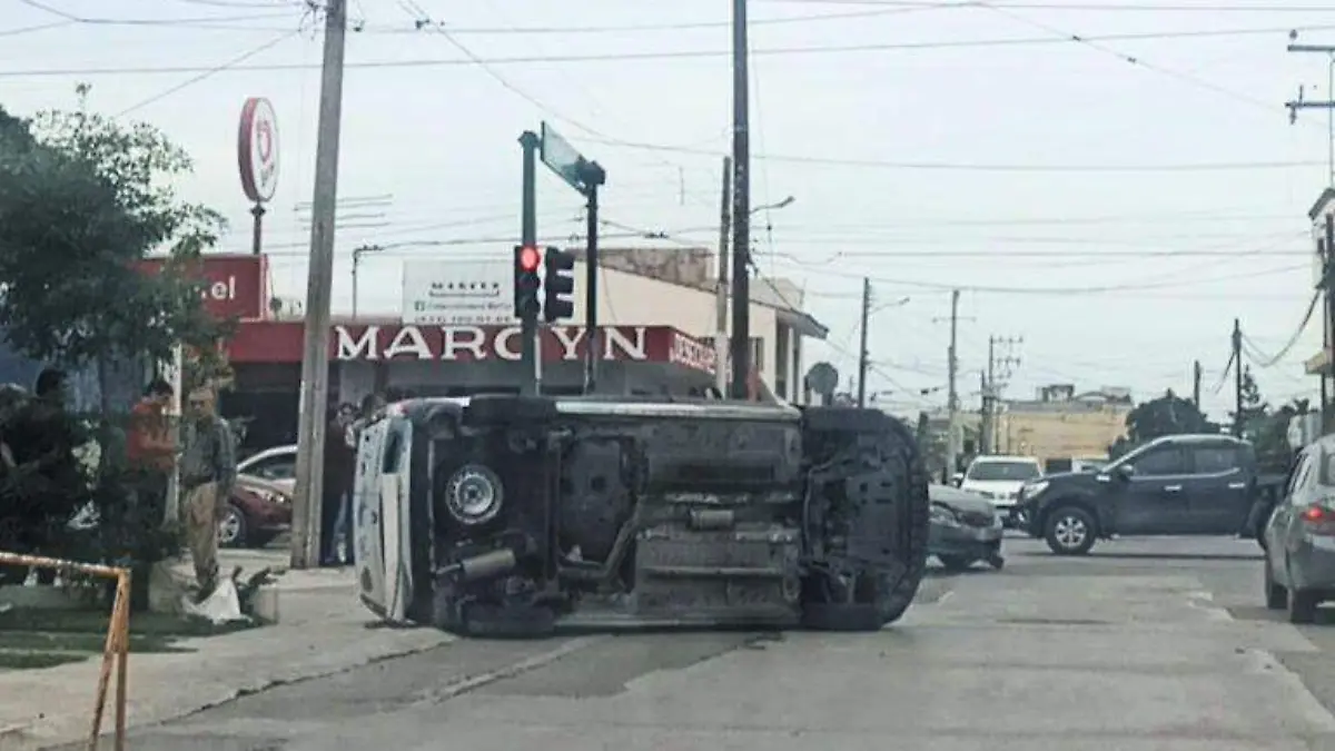 Aparatosa volcadura en la Unidad Nacional,     este fue el saldo [Fotos] 