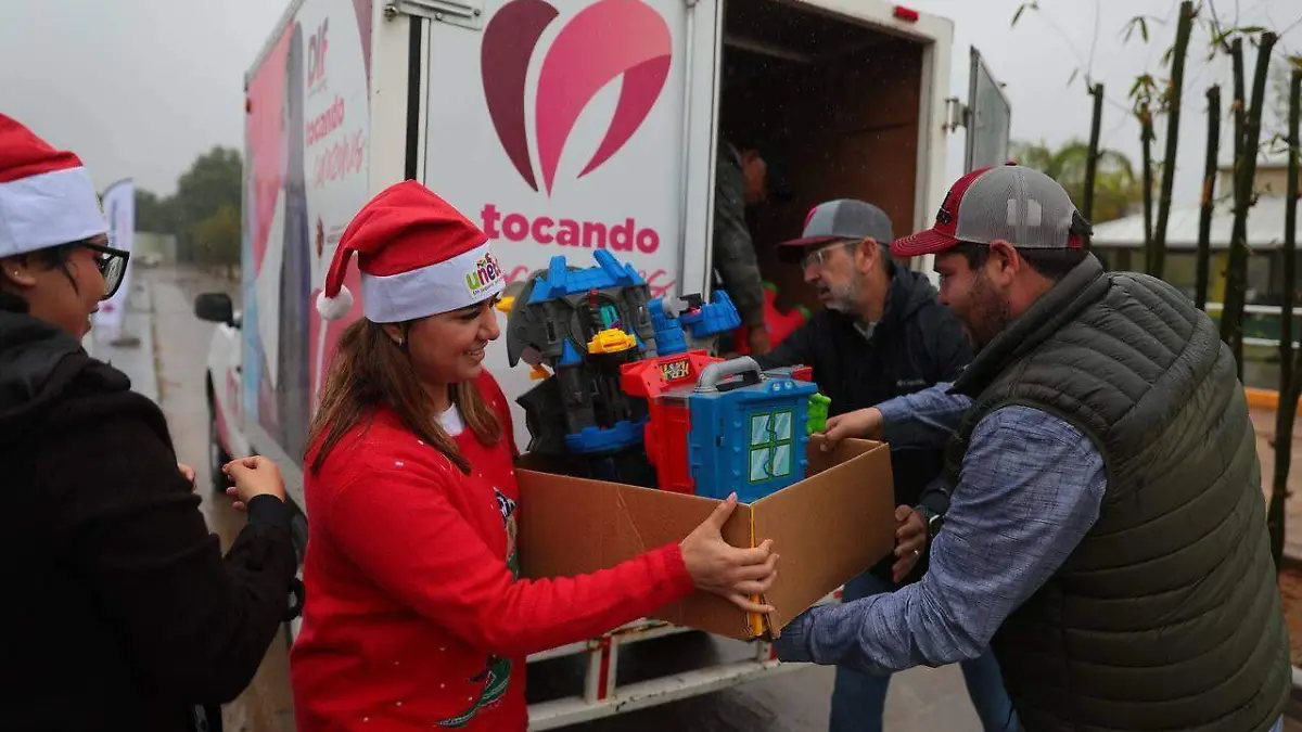 Lluvia no detiene donación de juguetes para niños de Nuevo Laredo
