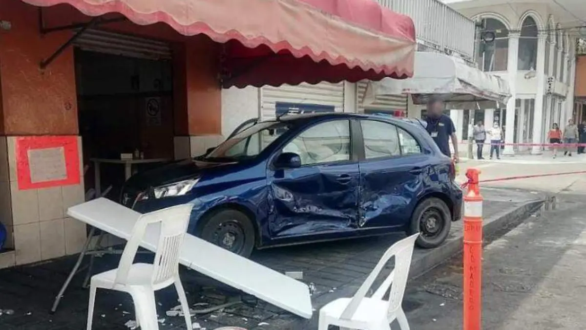Choca y termina proyectado contra negocio de comidas2