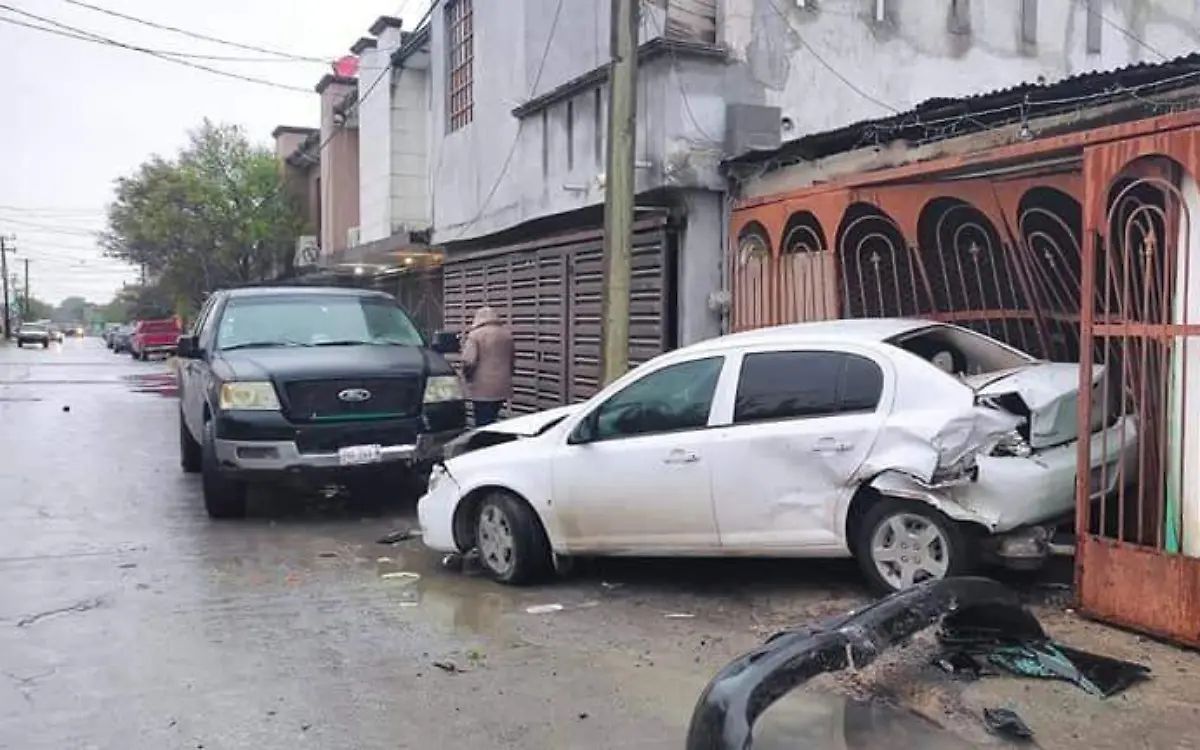 Derrapó, chocó y huyó; no contaba con que las cámaras de vigilancia lo grabaron todo