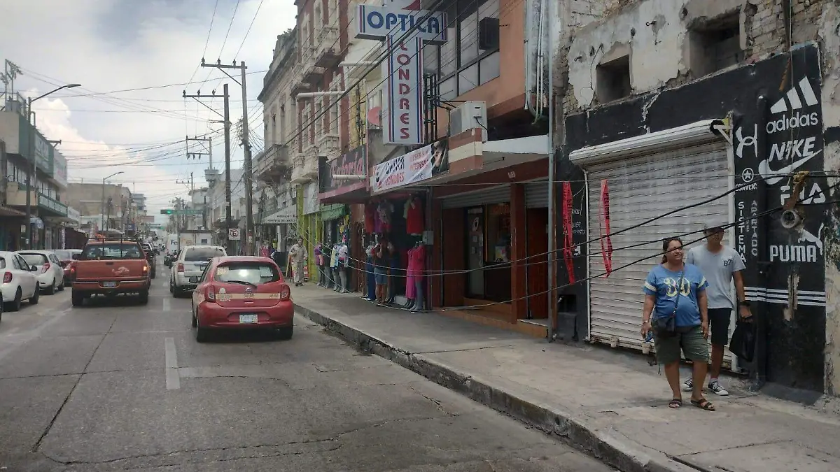 Un poste colapsa y deja sin circulación una calle en el centro de Tampico