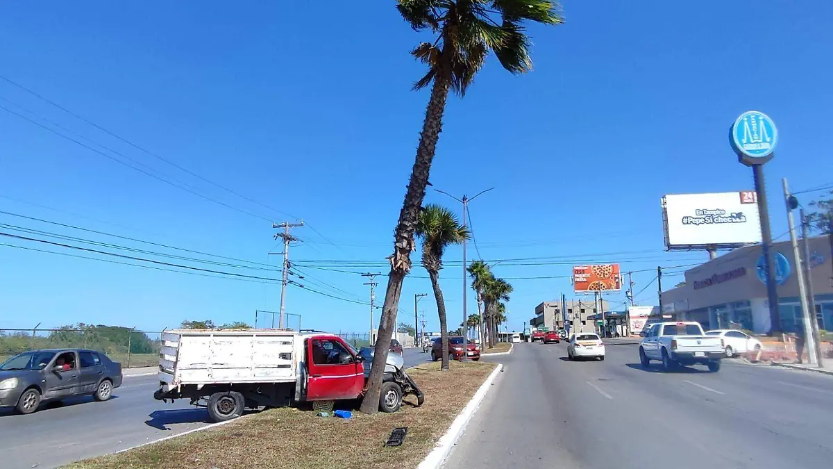 Encontronazo deja dos personas lesionadas a pocos metros del aeropuerto de Tampico