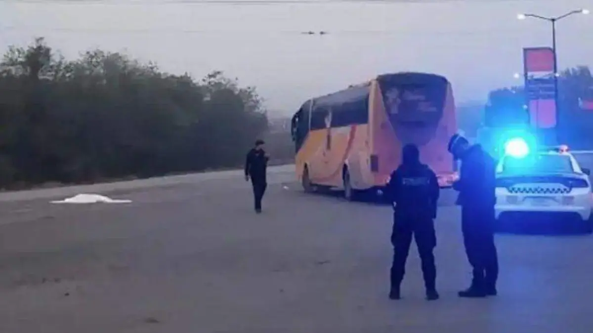 Operador de autobús foráneo termina con su vida, se avienta a las ruedas de otra unidad